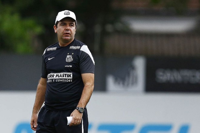 Enderson Moreira foi o primeiro técnico de Série A a perder o emprego em 2015. Em 5 de março, ele foi demitido do Santos. O time estava em boa fase, mas desentendimentos com diretoria e jogadores pesaram contra o treinador. Dez dias depois, ele assumiu o Atlético. | Foto: Ricardo Saibun/Santos FC