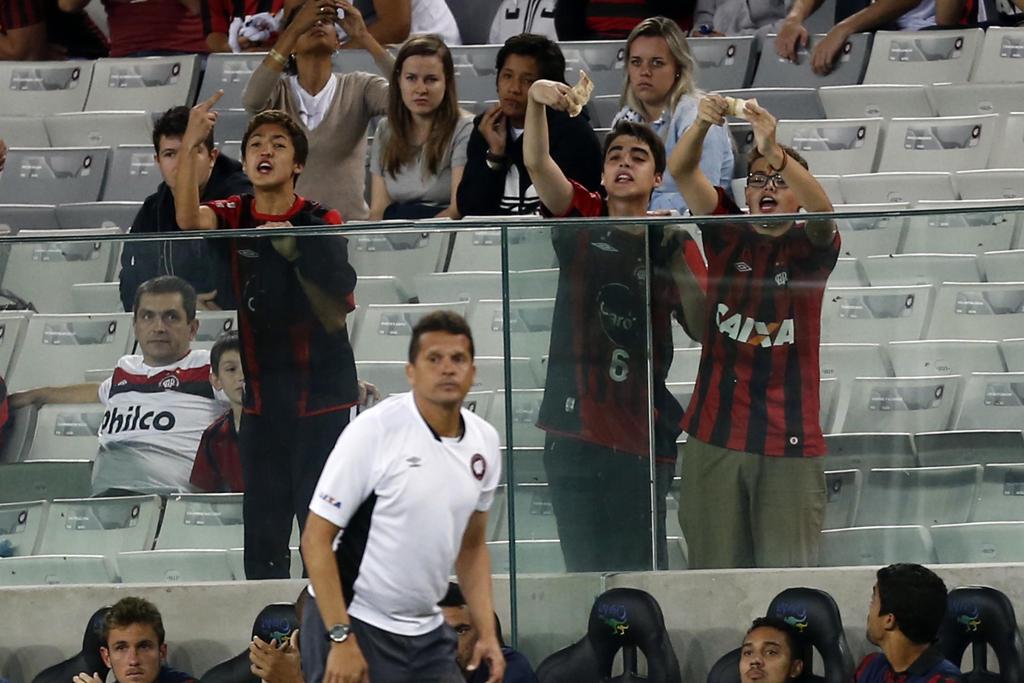 Torcida protesta durante a derrota para o Maringá. | Albari Rosa/Gazeta do Povo