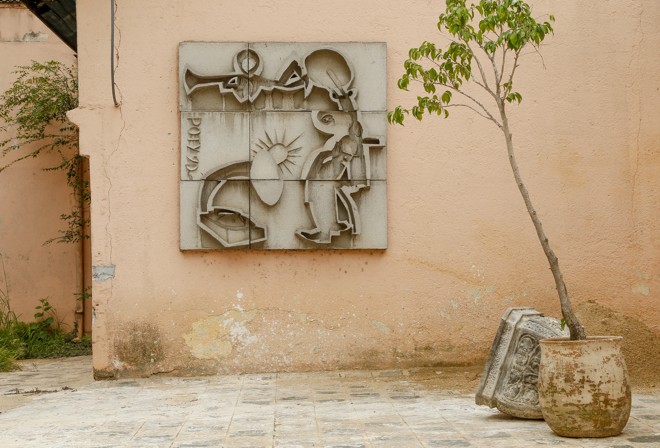 Painel de Poty Lazzarotto, no pátio do MIS: artista fez a obra especialmente para o lugar em 1990. | Hugo Harada/Gazeta do Povo