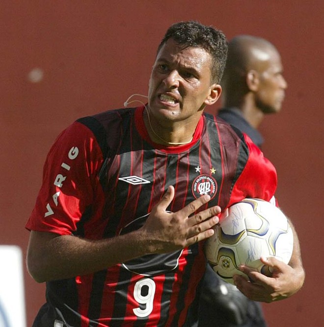 Mais uma versão do manto atleticano, lançada em 2004. Com Washington foi utilizada nos vices do Brasileiro (2004) e da Libertadores (2005). | Arquivo GRPCOM