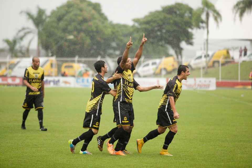Jogadores do Cascavel comemoram a classificação diante do Foz | KIKO SIERICH/