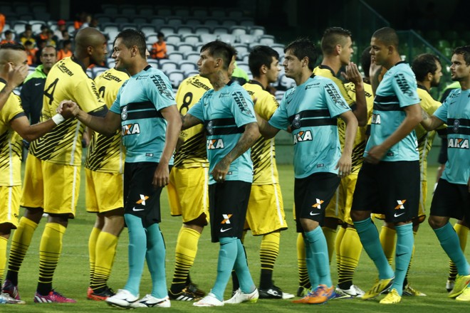O time entrou em campo pela primeira vez com o novo uniforme, bem mais azul do que insiste em dizer parte da diretoria alviverde. | Hugo Harada/Gazeta do Povo