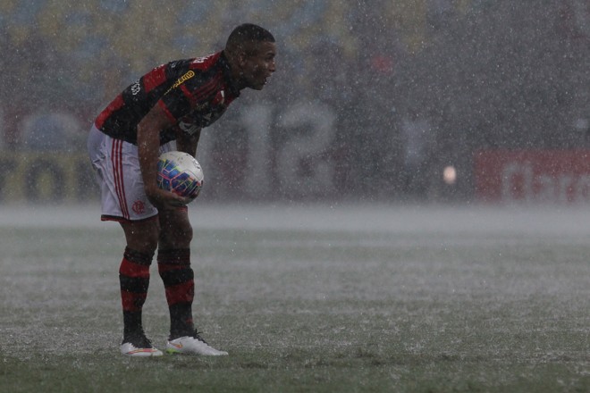 Anderson Pico se prepara para cobrar falta quando ainda era possível o jogo seguir, | Gilvan Souza/ Fla Imagem