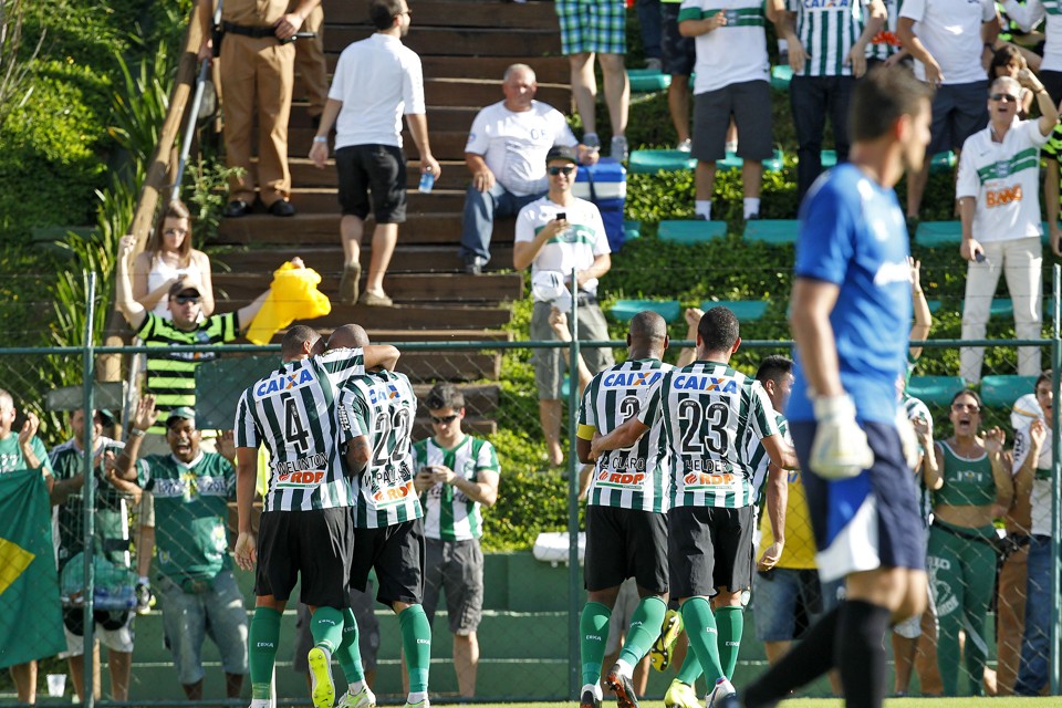 Equipe comemora gol de Rafhael Lucas, o primeiro do Coritiba no jogo | Antônio More/Gazeta do Povo