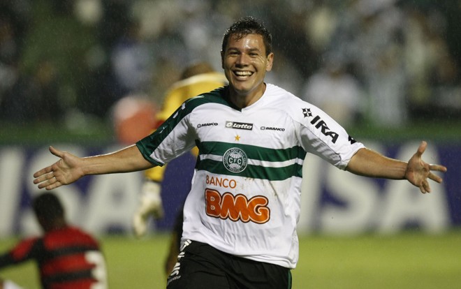 Anderson Aquino marcou dois gols na vitória sobre o Atlético-GO na partida de volta, no Couto Pereira. | Pedro Serapio /Gazeta do Povo