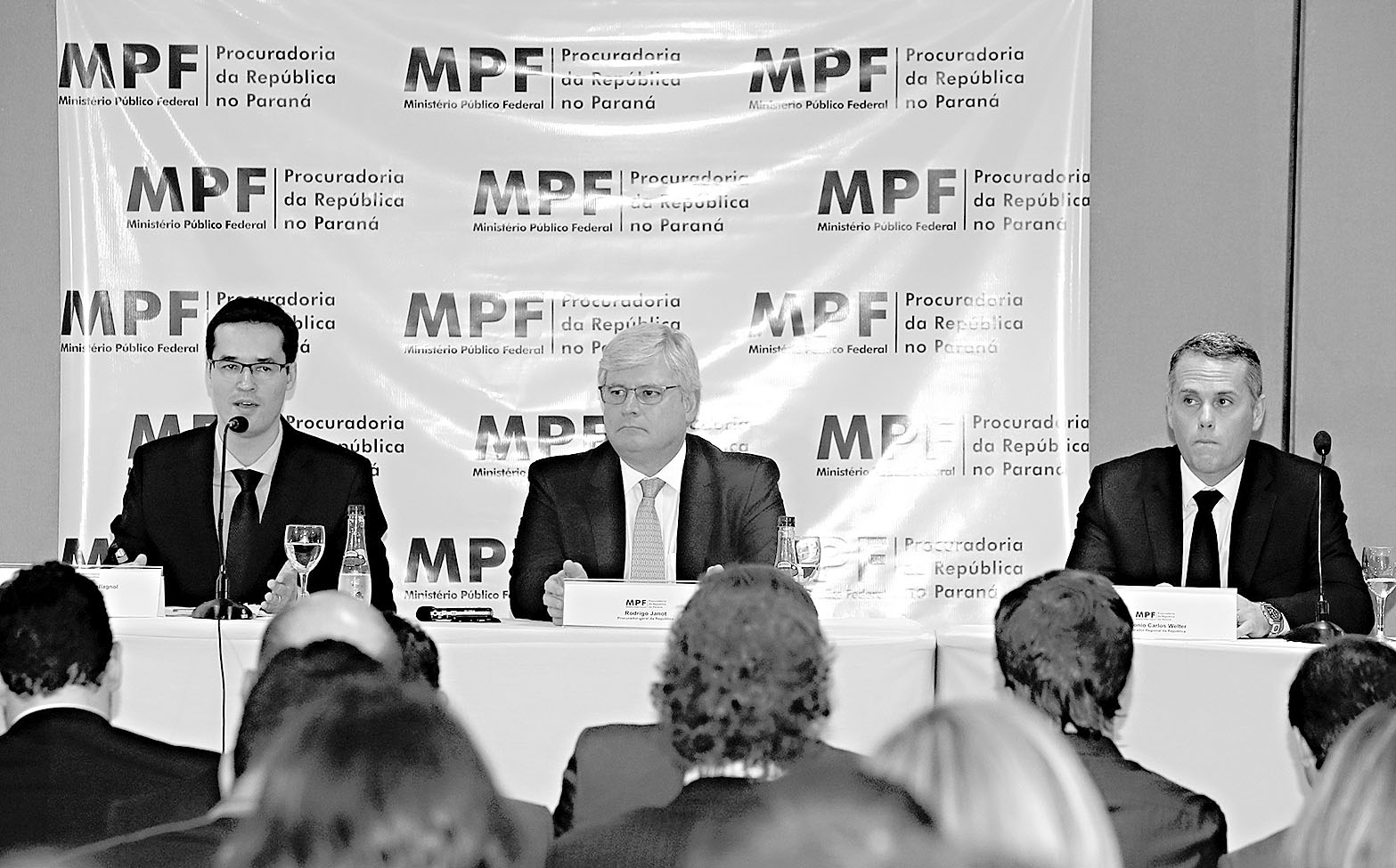 Janot (ao centro), ladeado por integrantes da força-tarefa, em visita ao Paraná em dezembro, quando empreiteiros foram denunciados. | Albari Rosa/Gazeta do Povo