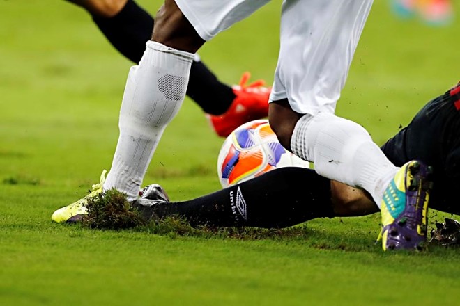 Divida arranca gramado na Arena da Baixada | Albari Rosa/Gazeta do Povo