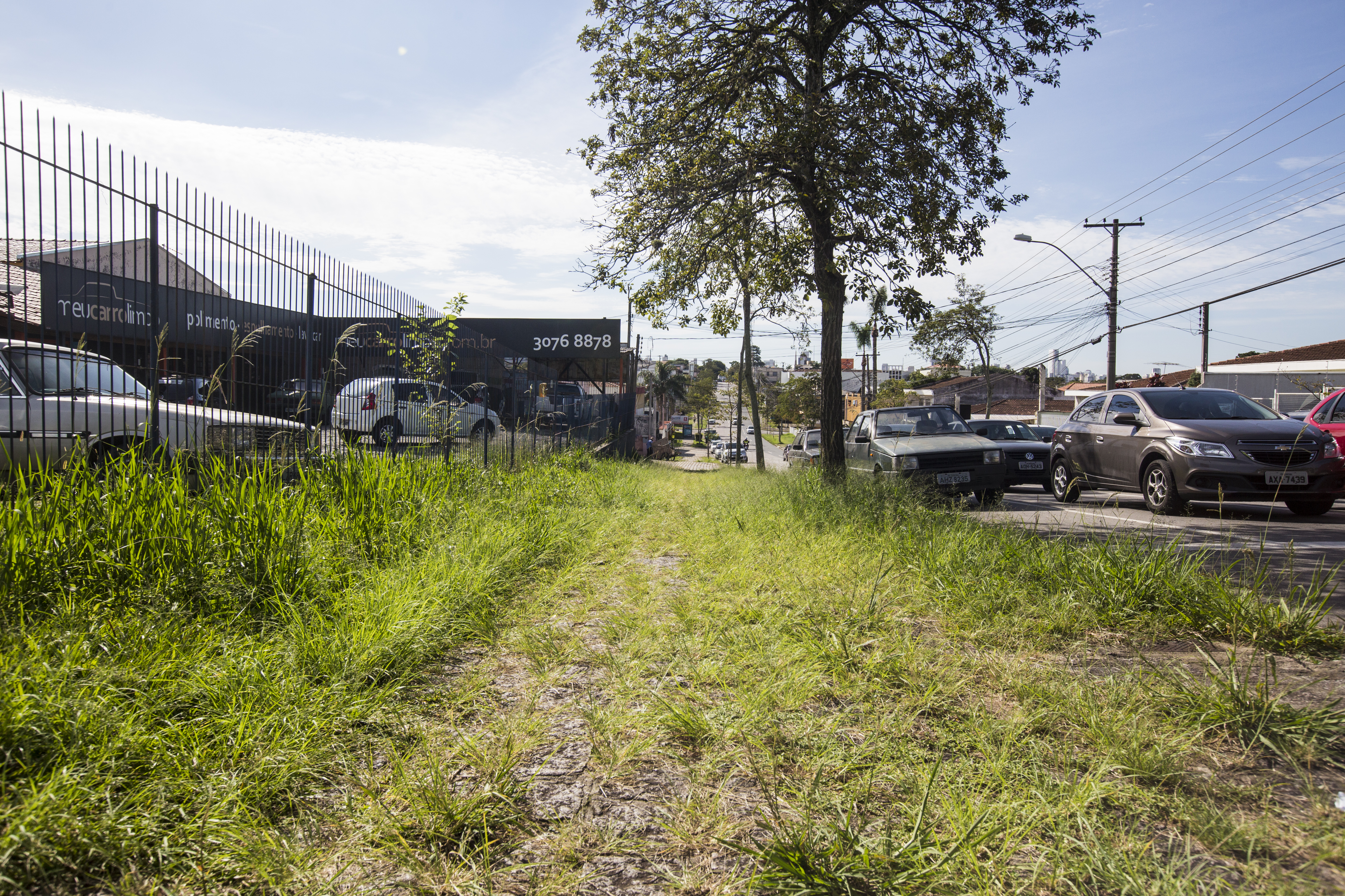 Um terço das ruas de Curitiba não tem calçadas; em outro terço, elas estão em más condições | Brunno Covello/Gazeta do Povo