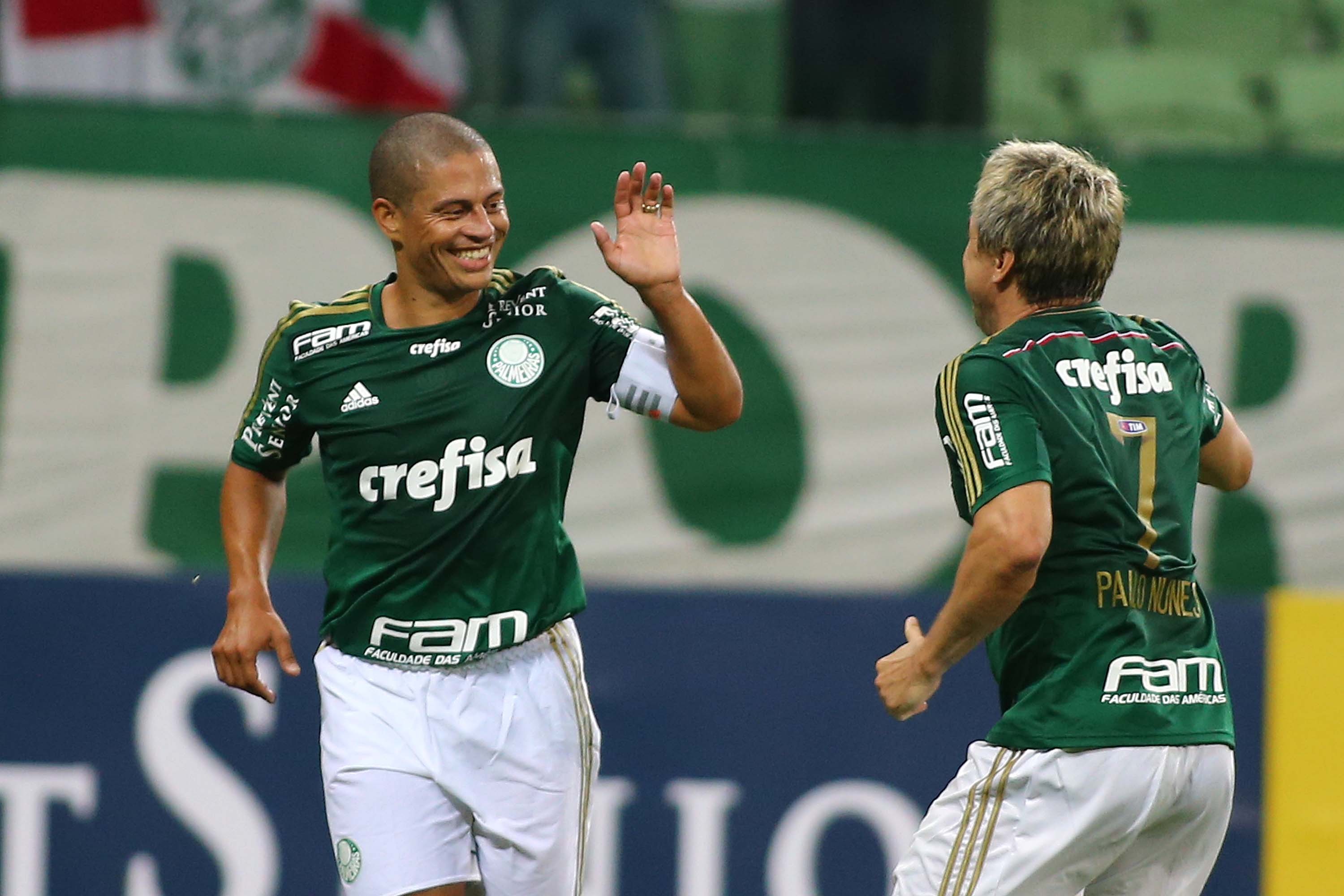 Alex comemora com Paulo Nunes o golaço que marcou na festa que o Palmeiras organizou em sua homenagem | Marcos Bezerra / Folhapress