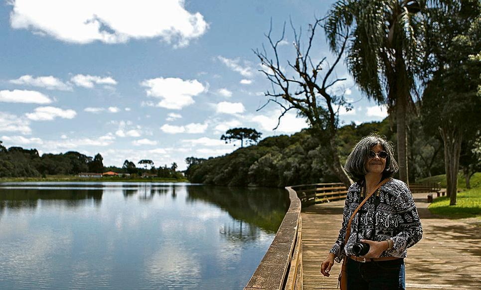 Elizabeth descobre o Lago Azul: território comum entre novos e velhos umbaraenses, nem sempre bons amigos. | Jonathan Campos/Gazeta do Povo