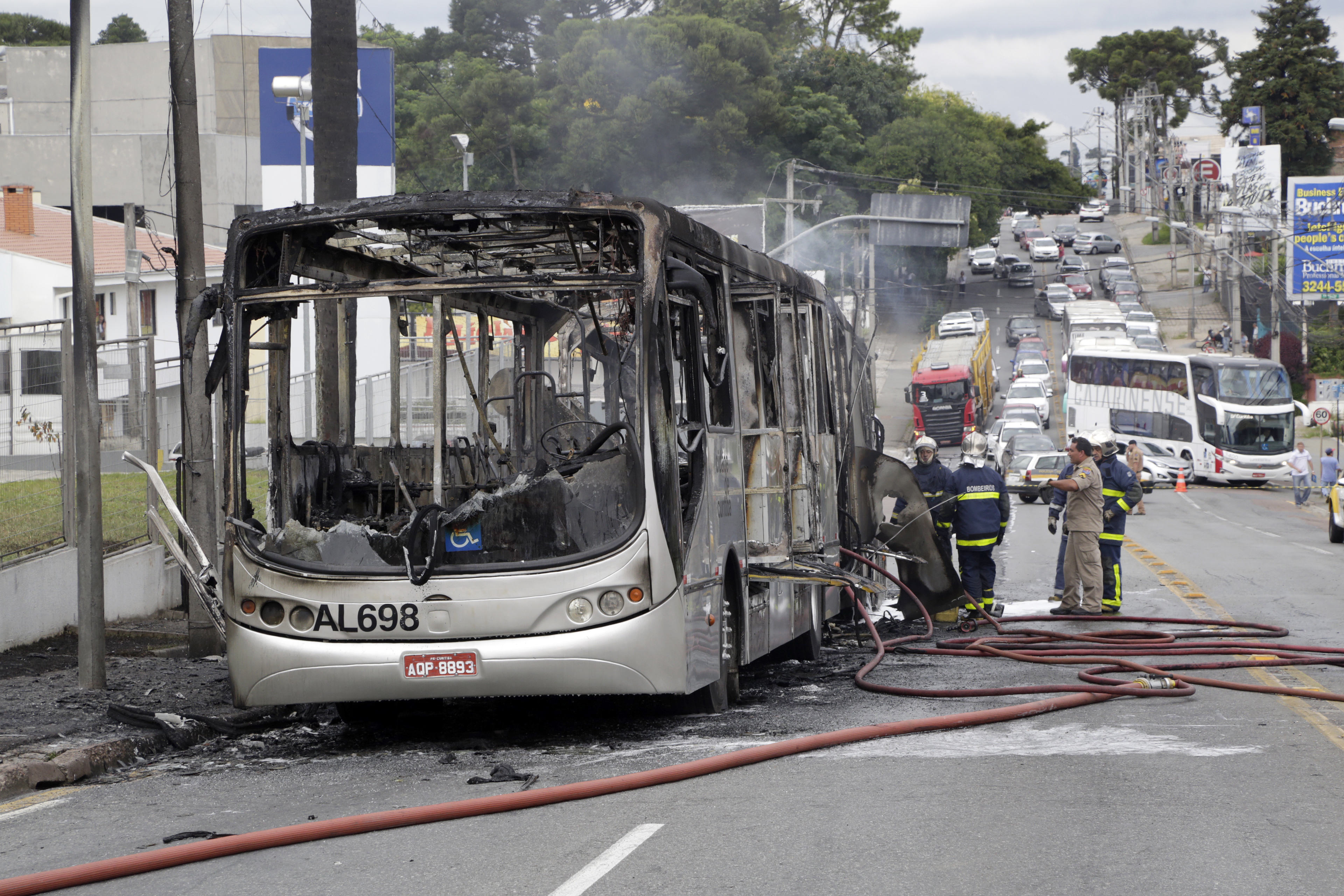 Ônibus foi destruído pelo fogo | Aliocha Maurício/Tribuna do Paraná