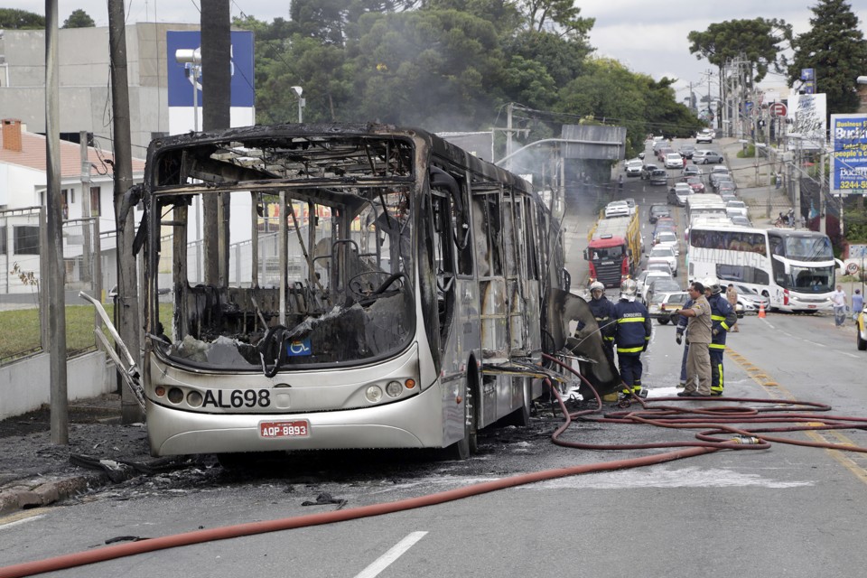 Ônibus pega fogo no Seminário, em Curitiba Ônibus foi destruído pelo fogo | Aliocha Maurício/Tribuna do Paraná