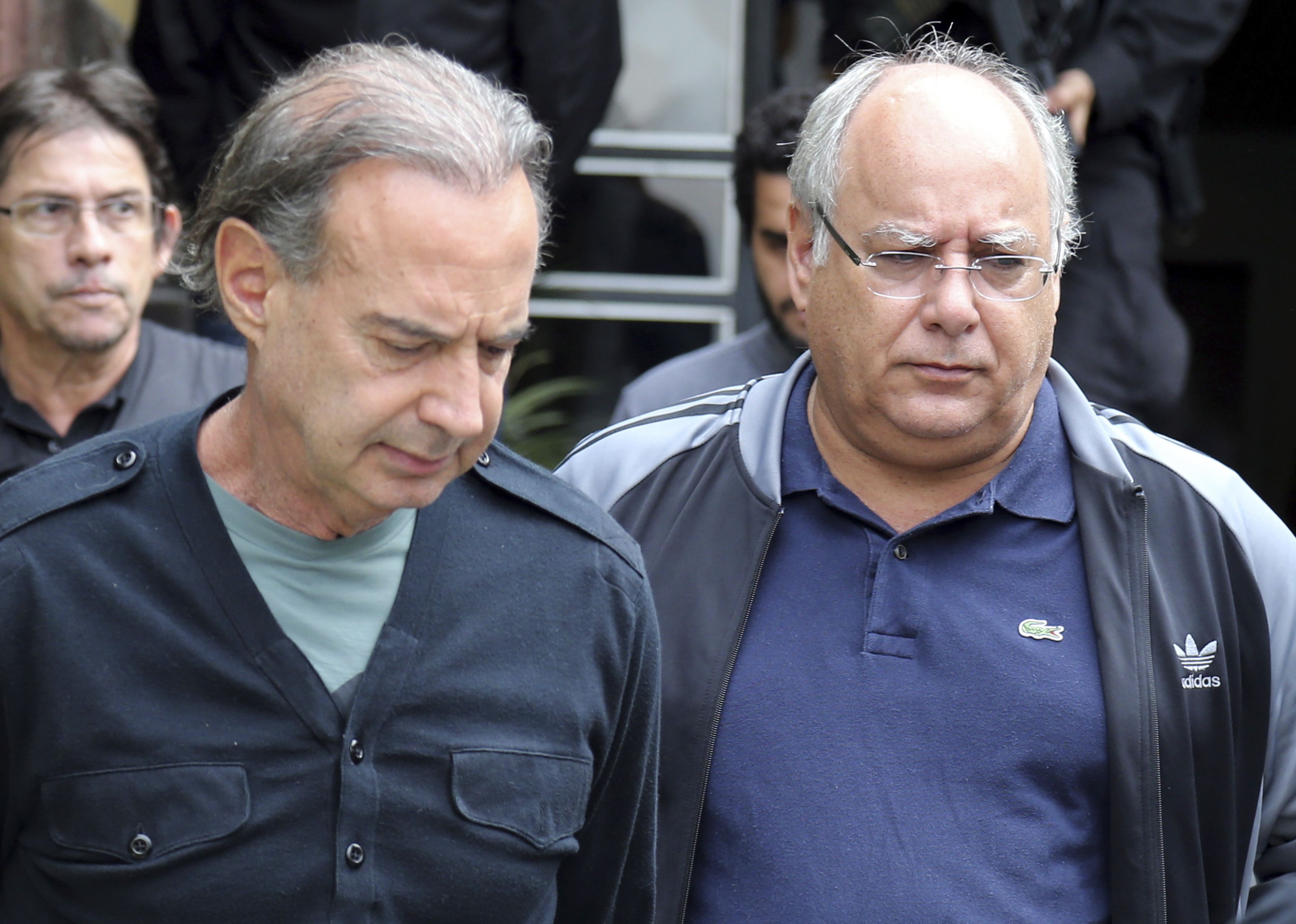 Renato Duque, no Instituto Médico Legal, em Curitiba, nesta terça-feira (17). | STRINGER/BRAZIL/REUTERS