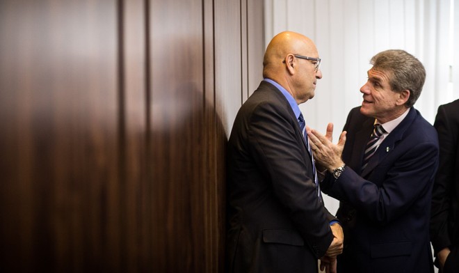 Chefe da Casa Civil de Beto Richa, Eduardo Sciarra (à dir.) conversa com o líder do governo na Casa, Luiz Claudio Romanelli. | Divulgação