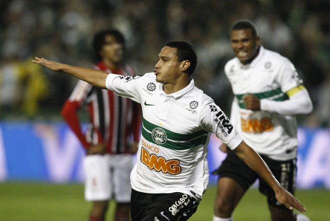 Na partida de volta da semifinal, o Coxa tirou a vantagem do São Paulo e venceu por 2 a 0. O zagueiro Emerson abriu o placar. | Daniel Castellano/Gazeta do Povo