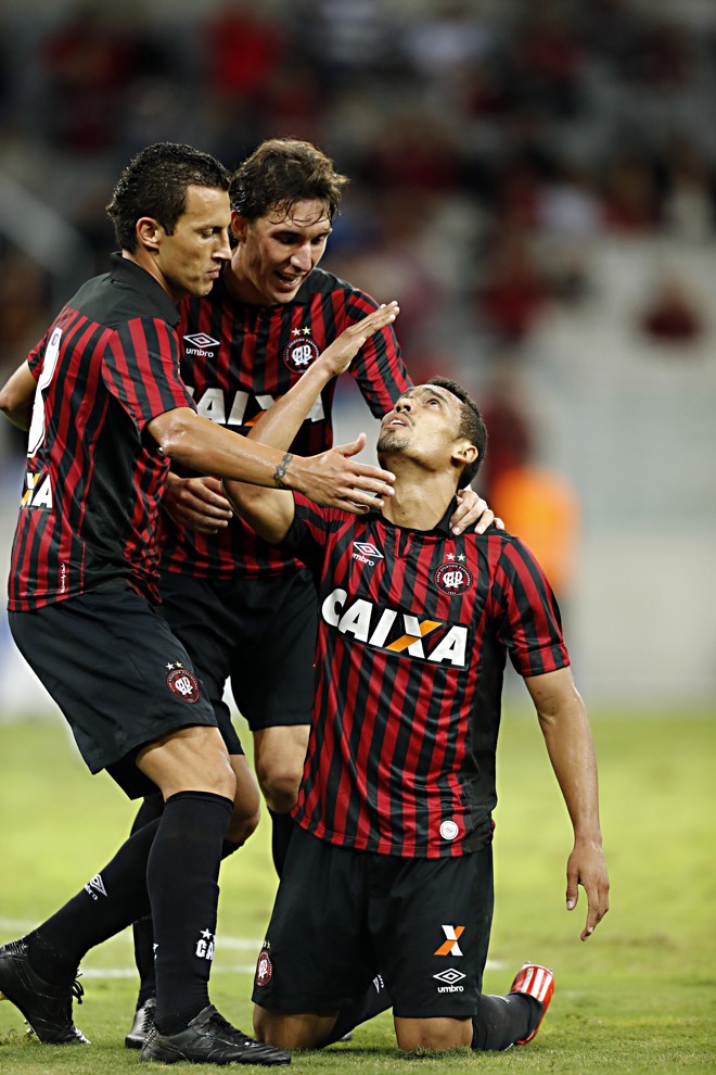Gustavo e Cléo comemoram o gol de Edigar Junio com o atacante. | Albari Rosa/Gazeta do Povo