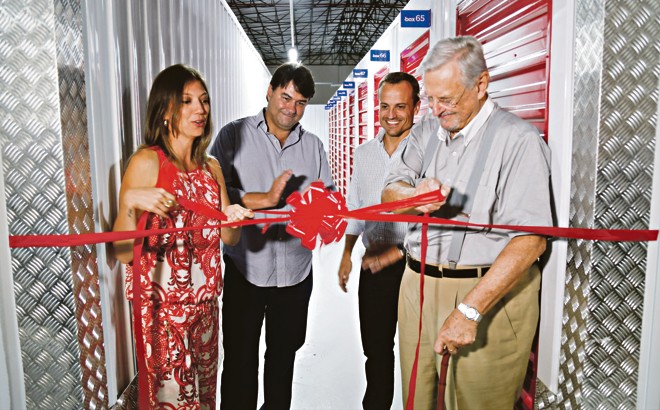 Os diretores da DCL Real Estate Rui Demeterco, Lucas Demeterco, Fernando Correa de Oliveira e Paola Noguchi (a partir da dir.), inauguraram na quinta-feira o self storage ­ D-espaço. O empreendimento fica na Linha Verde, na zona Sul da capital. | Antônio More