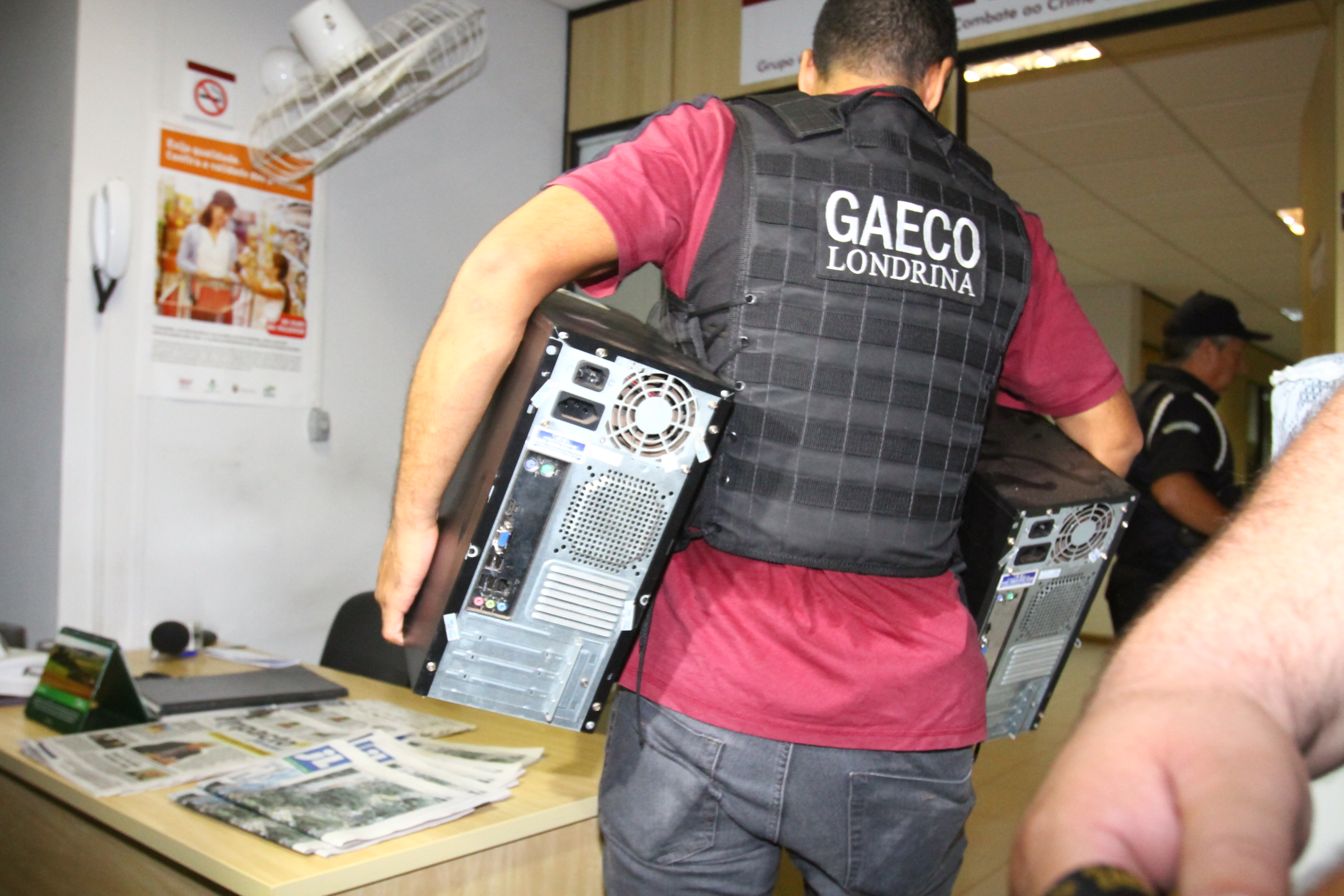 Membros do Gaeco fazem operação de busca e apreensão em Londrina, para onde Abi seria levado. | Gilberto Abelha/JornaL de Londrina