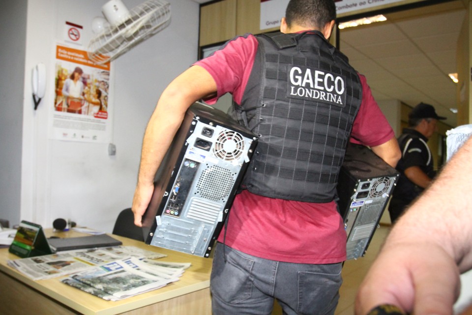 Membros do Gaeco fazem operação de busca e apreensão em Londrina, para onde Abi seria levado. | Gilberto Abelha/JornaL de Londrina