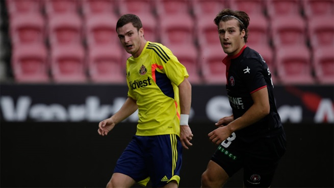Adam Johnson (à esquerda) foi suspenso preventivamente pelo Sunderland. | Divulgação/Sunderland
