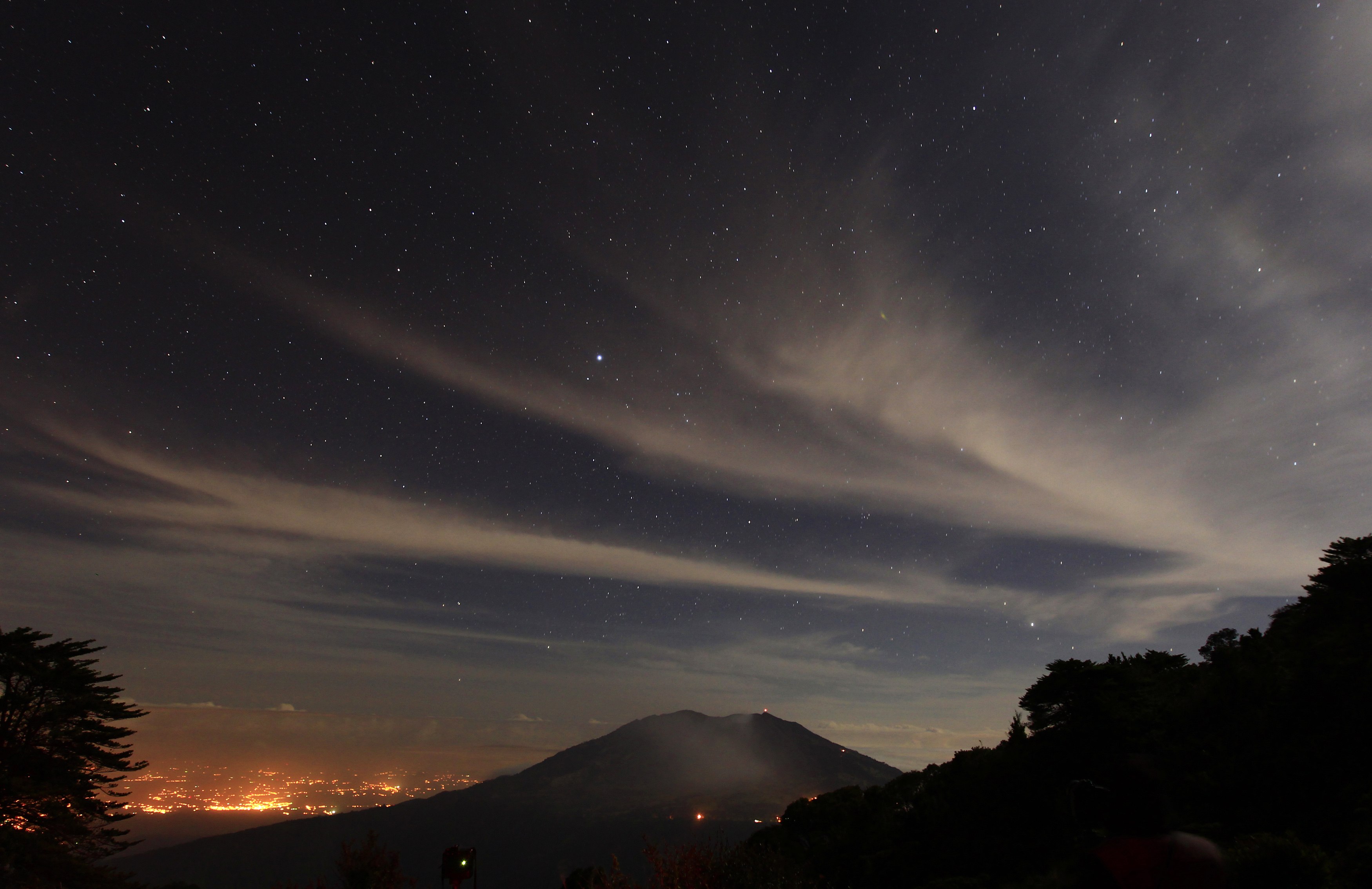 Vulcão Turrialba, na Costa Rica, começou a lançar nuvem de fumaça | Juan Carlos Ulate/Reuters