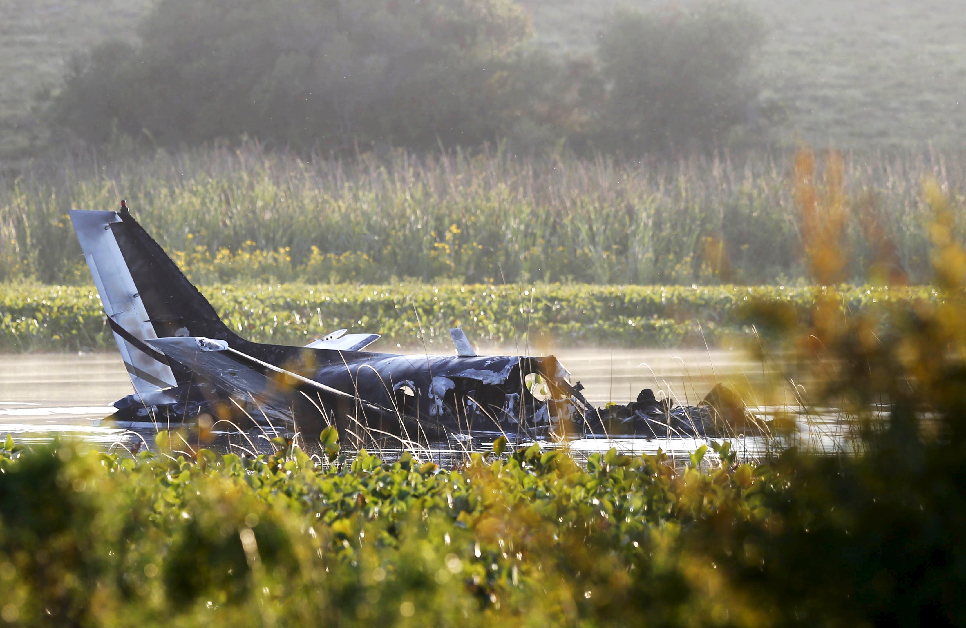 Avião caiu sobre as margens de uma lagoa | Andres Stapff/Reuters