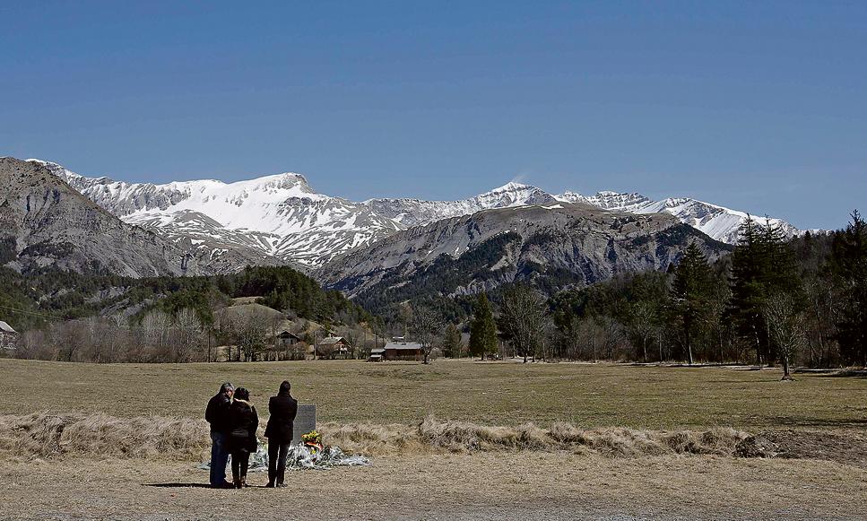 Parentes de vítimas do voo 4U 9525 observam os Alpes: França acelerou identificação dos restos mortais em respeito aos familiares. | Eric Gaillard / Reuters