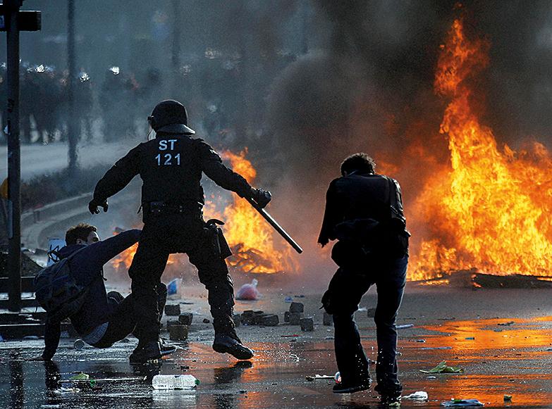 Policial ataca manifestantes em Frankfurt: 350 detidos. | Kai Pfaffenbach/Reuters