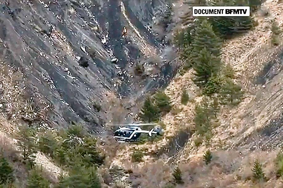 Helicóptero sobrevoa área com destroços do Airbus da Germanwings: avião perdeu altura e se chocou com a montaha em 8 minutos. | Reprodução/Reuters