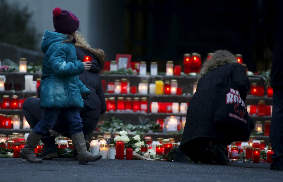 Velas são acesas em Dusseldorf, em homenagem a estudantes alemães mortos  no acidente | Ina Fassbender/Reuters