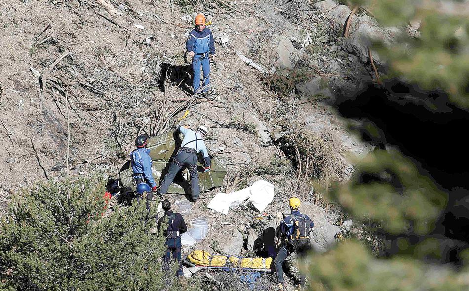 Equipes de resgate começaram a resgatar os corpos das vítimas da queda do Airbus 320 nos Alpes franceses, na terça-feira. | Emmanuel Foufrot / Reuters