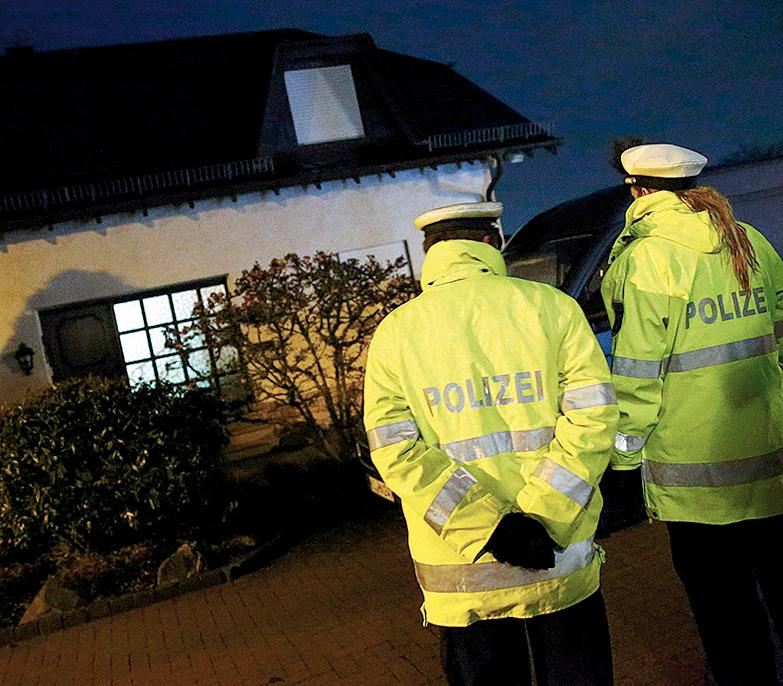 Policiais na casa dos pais de Lubitz, na cidad de Montabaur. | Kai Pfaffenbach / Reuters