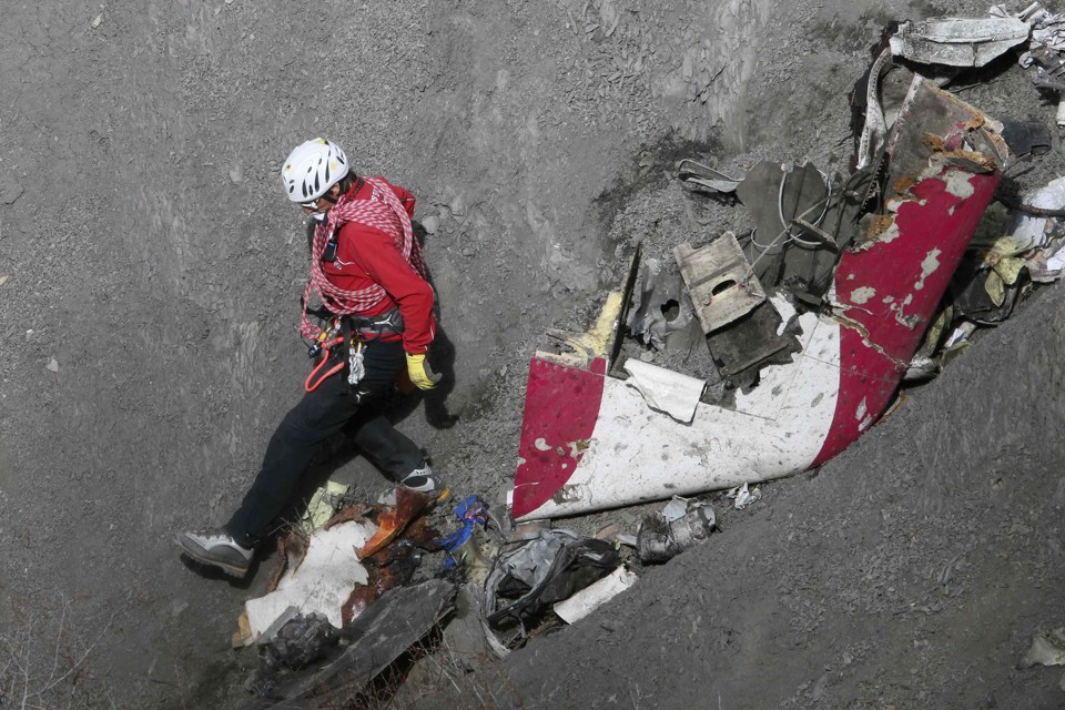 Equipes seguem trabalhos de busca nos Alpes franceses | Gonzalo Fuentes/Reuters