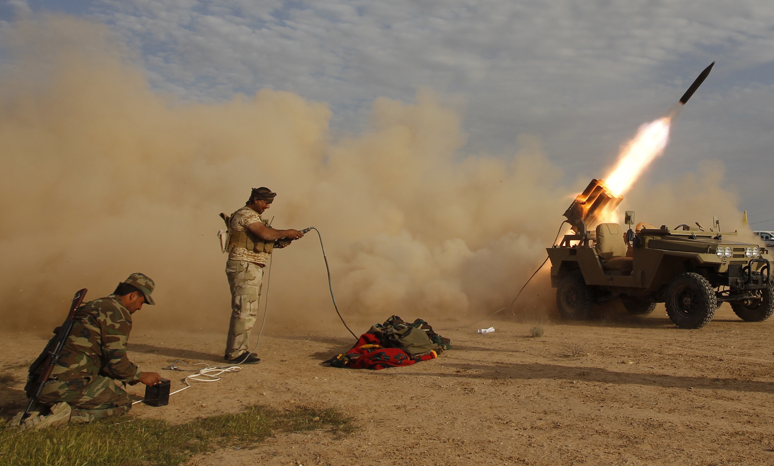 Soldados iraquianos lançam míssil contra alvos do Estado Islâmico em Alalam | Thaier Al-Sudani/Reuters