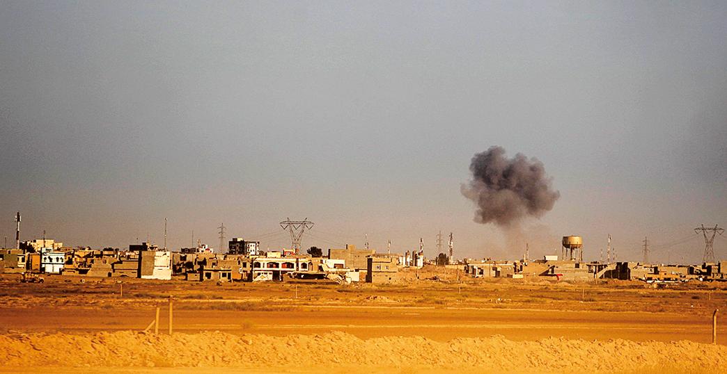 Vista geral da cidade iraquiana de Tikrit, durante os ataques da coalizão contra os terroristas islâmicos. | Thaier Al-Suda/Reters