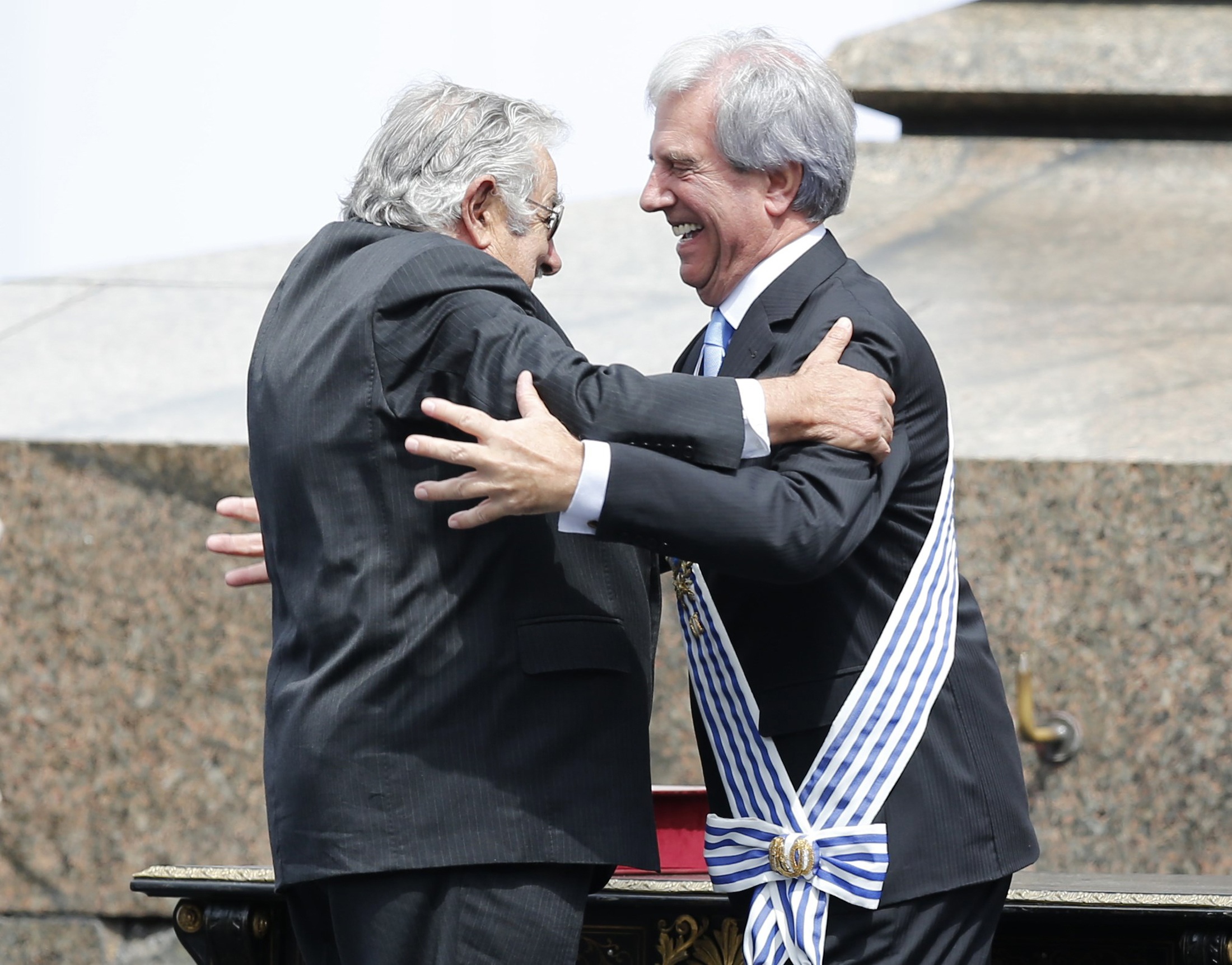 Pepe Mujica passa a faixa presidencial a seu amigo Tabaré Vázquez. | Andres Stapff/Reuters