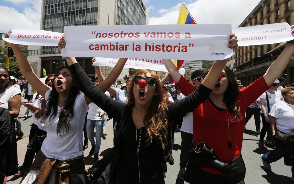 Milhares de pessoas vestidas com camisas brancas caminharam pelas ruas centrais das cidades da Colômbia na “Marcha pela Vida”. | John Vizcaino/Reuters