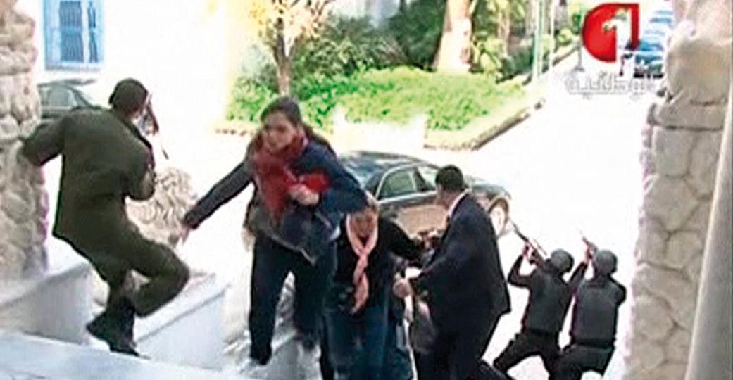 Imagem de TV mostrando turistas procurando abrigo enquanto policiais abrem fogo contra terroristas. | Reprodução/Reuters