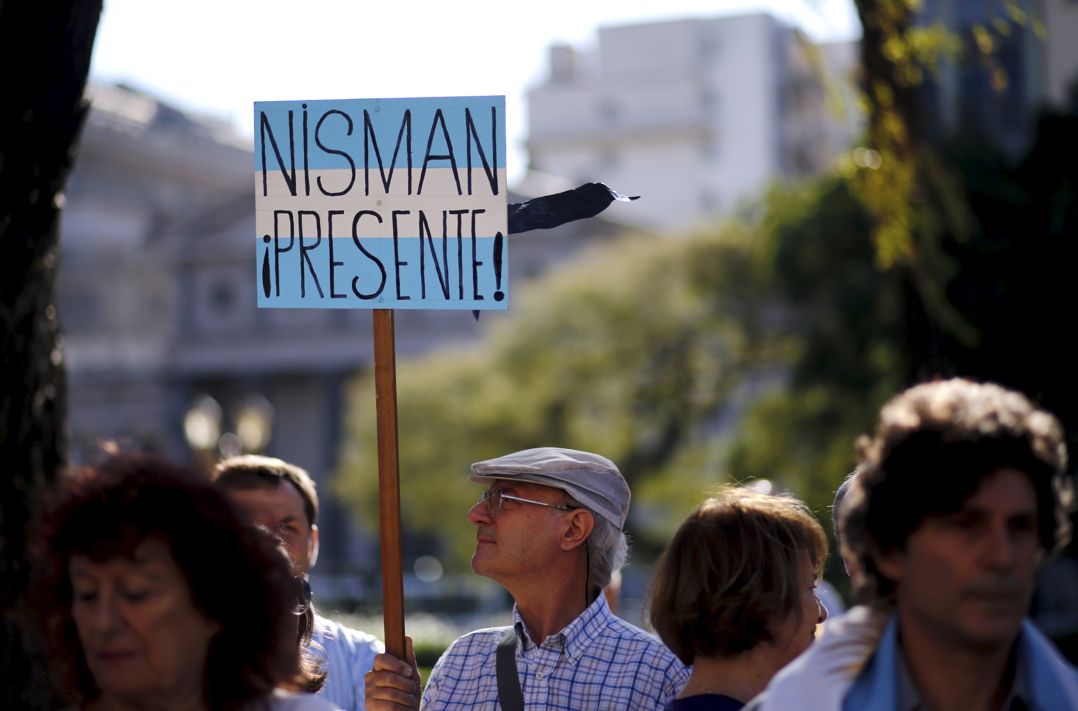 Homem segura placa durante manifestação pela investigação da morte de Alberto Nisman | Marcos Brindicci/Reuters