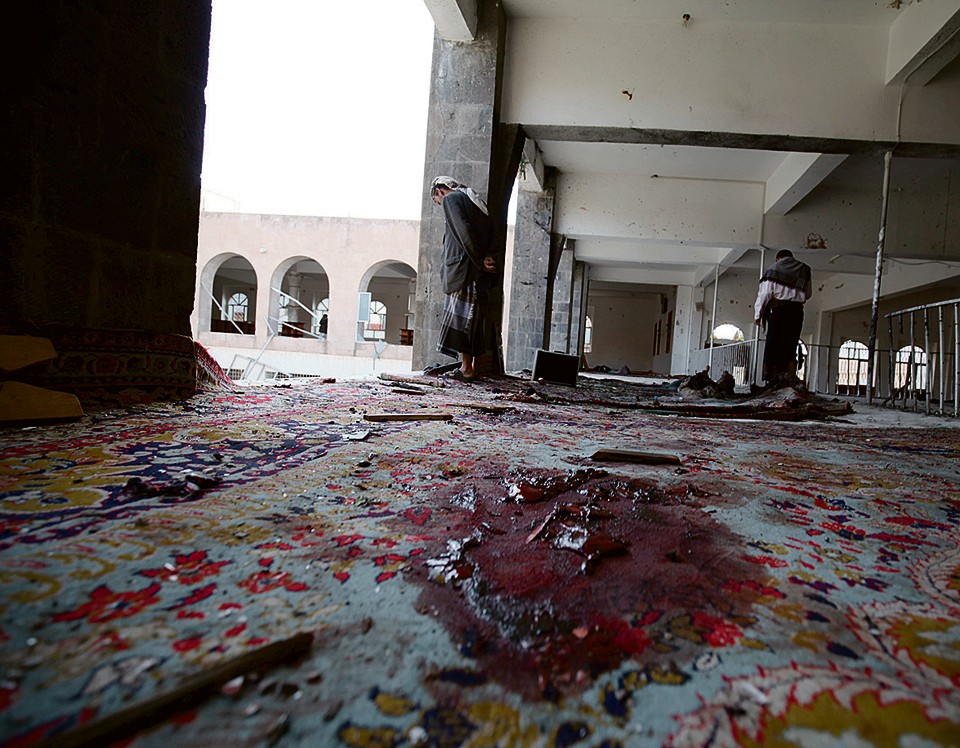 Sangue no chão de uma das mesquitas do Iêmen atacadas ontem por homens-bomba. | Mohamed Al-Sayaghi / Reuters