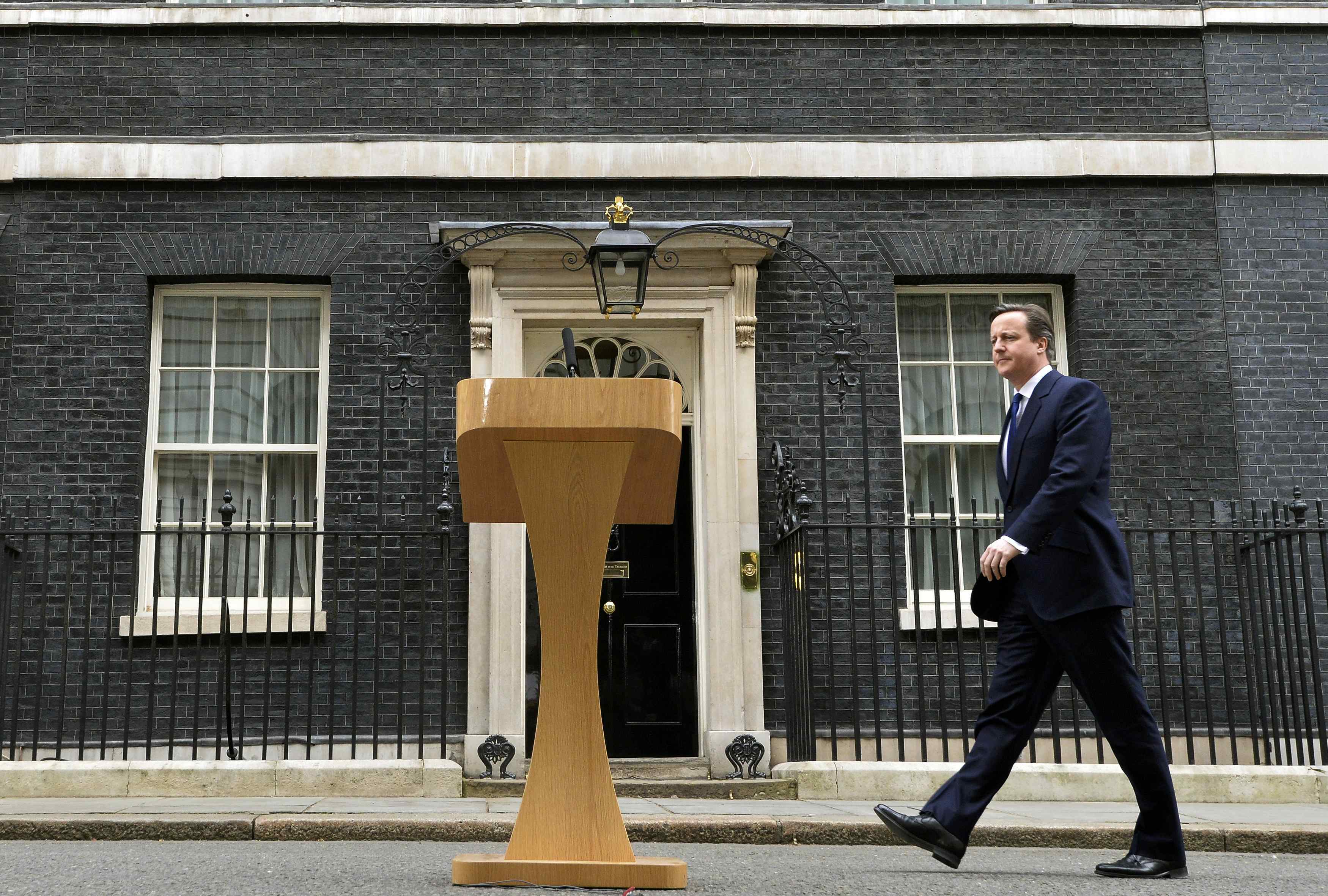 David Cameron deixa o Palácio de Buckingham após se encontrar com a rainha Elizabeth | Toby Melville/Reuters