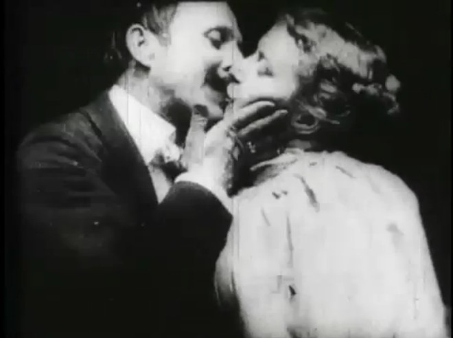 Primeiro beijo na história do cinema foi dado por esse senhor bigodudo nessa senhora de cabelo preso num curta-metragem de 25 segundos, feito em 1896. | Reprodução