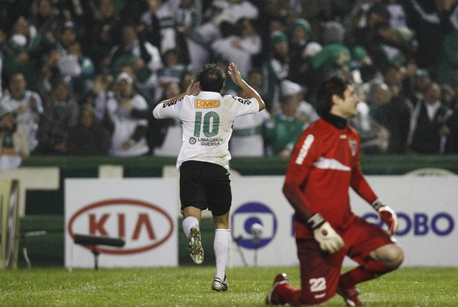 Éverton Ribeiro marcou o segundo gol coxa-branca na vitória sobre o São Paulo. A vaga na final estava garantida. | Daniel Castellano /Gazeta do Povo