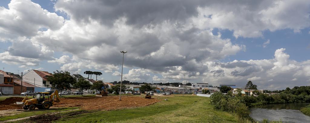 Às margens do Rio Barigui, na CIC, máquinas iniciaram as melhorias na tarde dessa terca-feira (3). | Henry Milleo/Gazeta do Povo