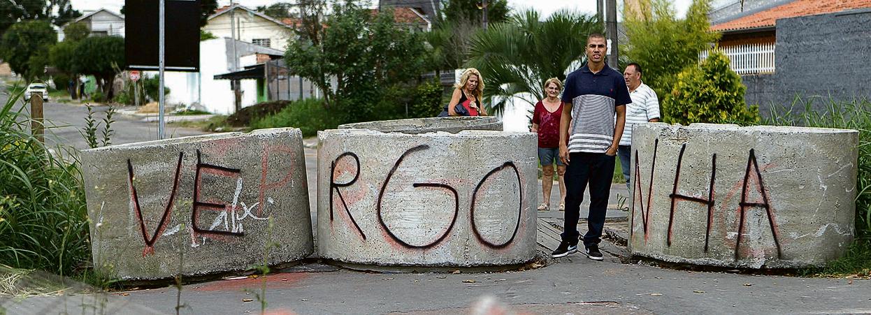 Renato, à frente, em companhia de moradores da Vila Formosa: de vilinha a palco de conflitos. | Jonathan Campos/Gazeta do Povo