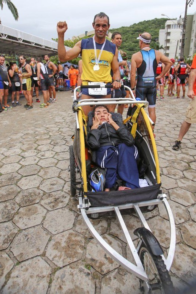 José Rosa das Neves participou da prova levando o filho Elkier, portador de deficiência, numa cadeira de rodas adaptada.. | Daniel Castellano/Gazeta do Povo