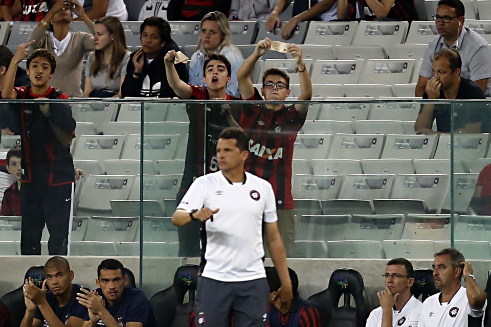 Torcida protestou e mostrou dinheiro para o técnico Claudinei Oliveira | Albari Rosa/Gazeta do Povo