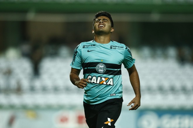 Mas acabou finalizando na trave. | Hugo Harada/Gazeta do Povo