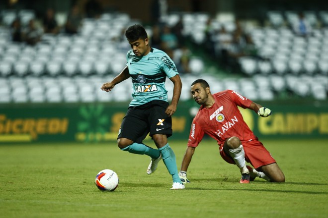 Ficou com o gol limpinho para marcar o terceiro gol coxa-branca. | Hugo Harada/Gazeta do Povo