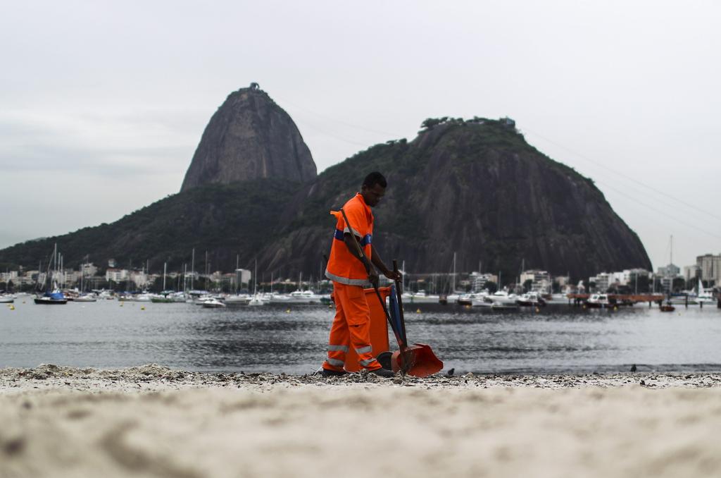 Gari faz a limpeza da praia: poluição na Baía de Guanabara é um dos problemas do evento. | Antonio Lacerda/EFE